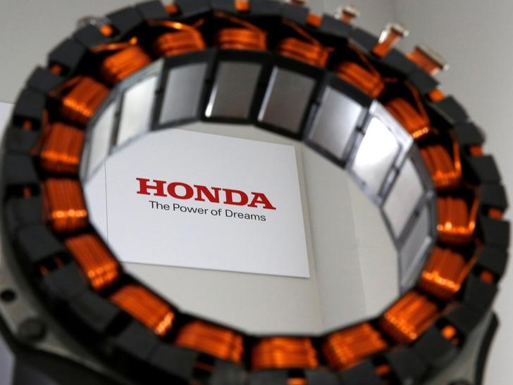 © Reuters. Деталь мотора, разработанного совместно Honda Motor Co. и Daido Steel Co.