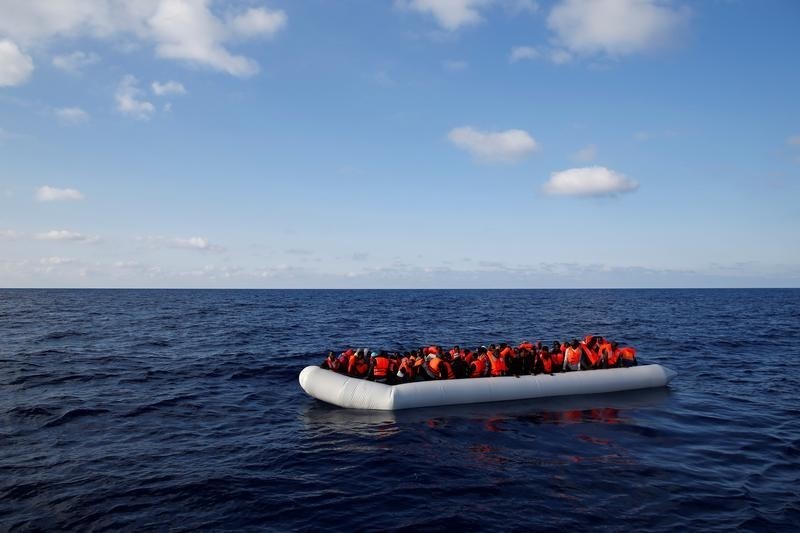 © Reuters. Imigrantes aguardando resgate na costa da Líbia