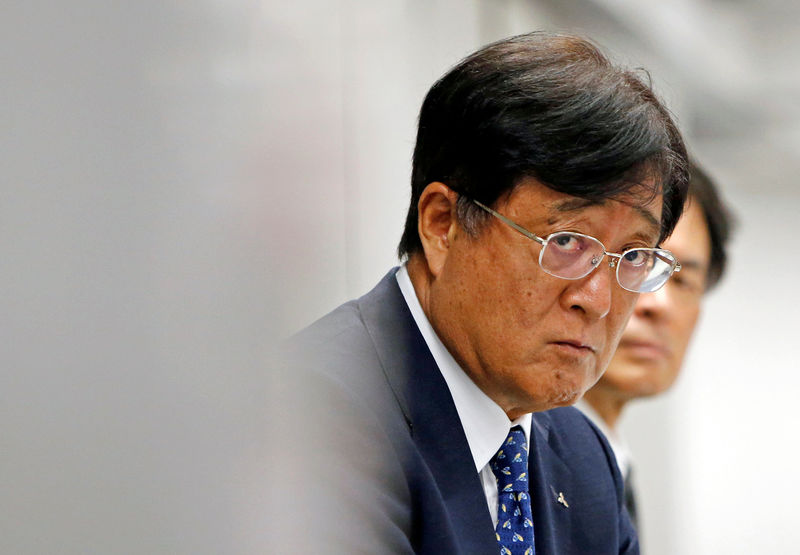 © Reuters. Mitsubishi Motors Corp's  Chairman and CEO Osamu Masuko and Head of Research and Development Mitsuhiko Yamashita attend a news conference in Tokyo