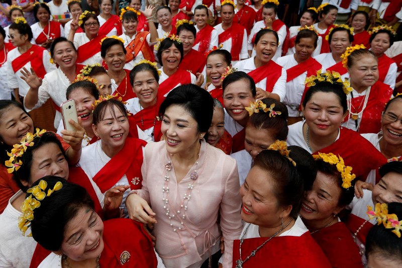 © Reuters. Ousted former Thai Prime Minister Yingluck Shinawatra attends a meeting with supporters in the northern province of Phrae