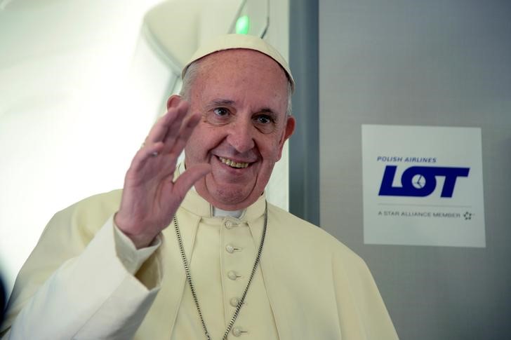 © Reuters. Pope Francis waves during a press conference on the plane after his visit to Krakow for the World Youth Days