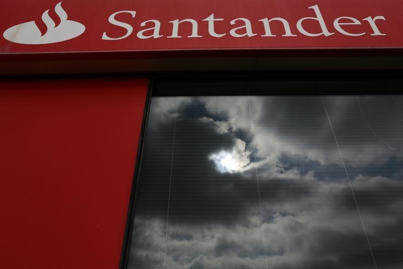 © Reuters. Clouds are reflected onto a Banco Santander branch in Tomares, near Seville