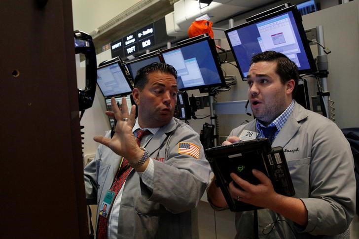 © Reuters. Traders work on the floor of the NYSE