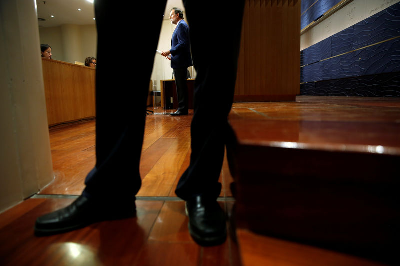 © Reuters. Spain's acting PM Rajoy addresses the media during a news conference after his meeting with Spain's Socialist Party leader Sanchez at Spanish parliament in Madrid