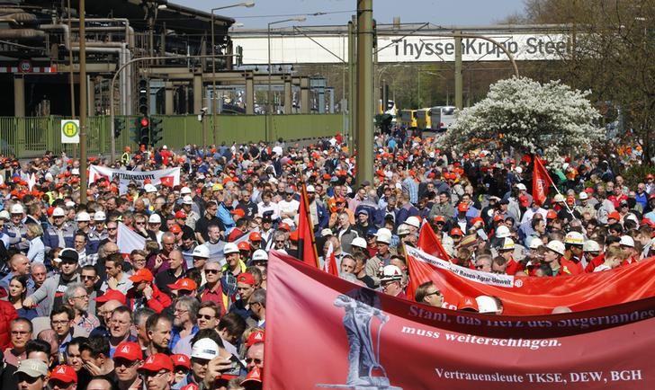 © Reuters. Steel workers of Germany's industrial conglomerate ThyssenKrupp AG and  IG Metall union members demonstrate for higher wages in Duisburg