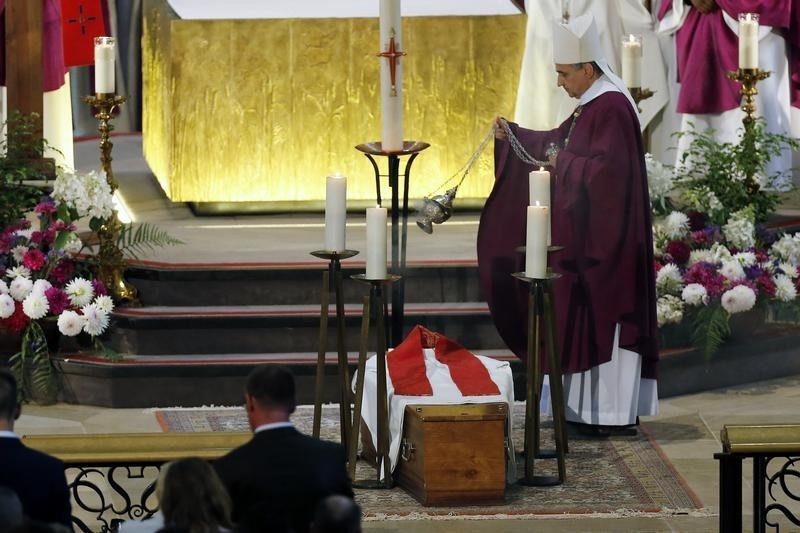 © Reuters. فرنسا تدفن القس الكاثوليكي الذي قتل بأيدي متشددين إسلاميين
