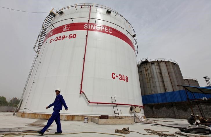 © Reuters. Нефтяная цистерна на НПЗ Sinopec в Китае