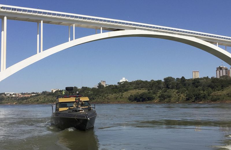 © Reuters. Brazilian border police patrol the Parana River in Foz do Iguacu