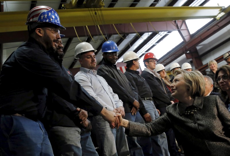 © Reuters. Democratic U.S. Presidential candidate Hillary Clinton greets workers at Munster Steel in Hammond