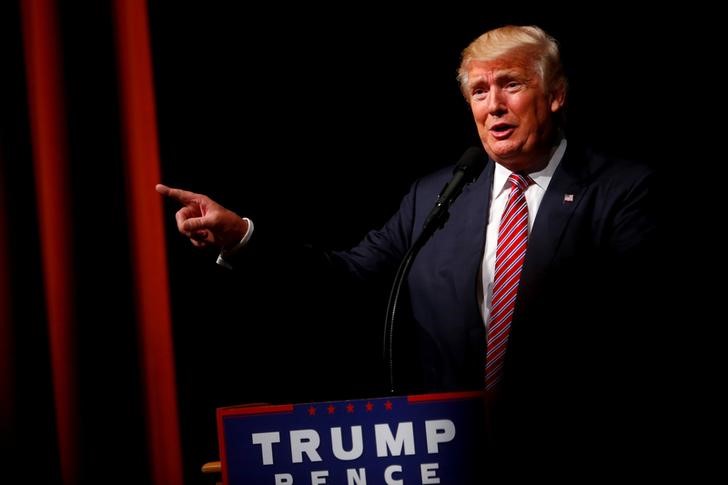 © Reuters. Candidato republicano à Presidência dos Estados Unidos, Donald Trump, discursa em evento de campanha em escola na Virginia