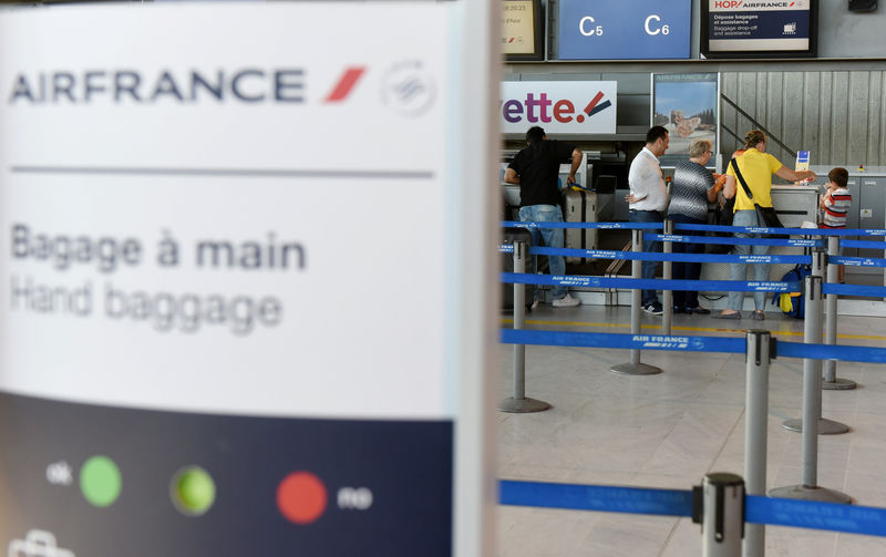 © Reuters. Passengers stand at an Air France desk in Nice Cote D'Azur International airport on the first day of a strike by Air France stewards, in Nice