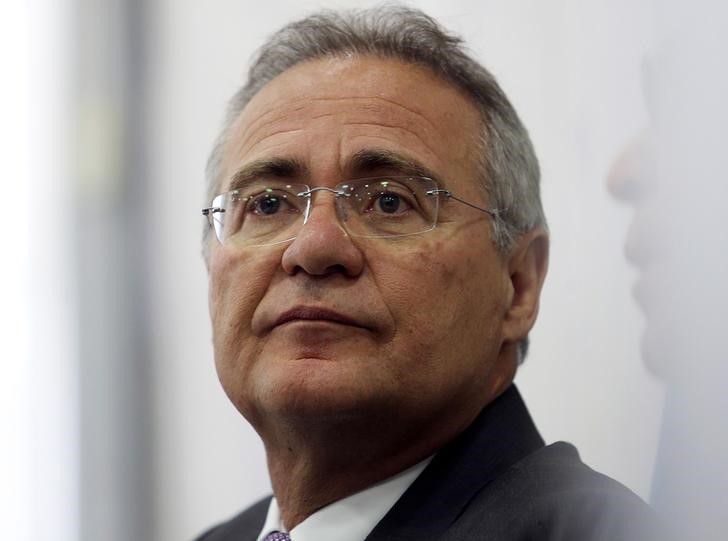 © Reuters. Presidente do Senado, Renan Calheiro, dá entrevista coletiva no Congresso Nacional, em Brasília