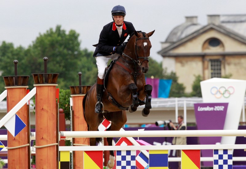 © Reuters. Britain's William Fox-Pitt clears a fence during the Eventing Jumping equestrian event at the London 2012 Olympic Games in Greenwich Park