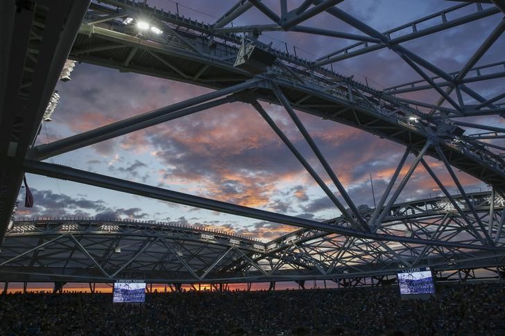 © Reuters. Arthur Ashe Stadium is seen at sunset ahead of the mens final between Federer of Switzerland and Djokovic of Serbia at the U.S. Open Championships tennis tournament in New York