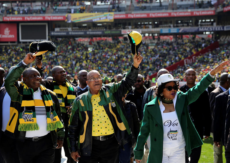 © Reuters. ANC president Zuma waves to his supporters next to his deputy, Ramaphosa as they arrive for the parties traditional Siyanqoba rally ahead of the local municipal elections in Johannesburg