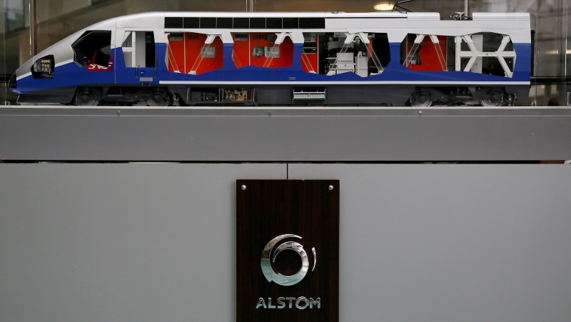 © Reuters. A scale model high speed train and the logo of the Alstom are seen seen before the the news conference to present the company's full year to end-March 2015/16 annual results in Saint-Ouen, near Paris