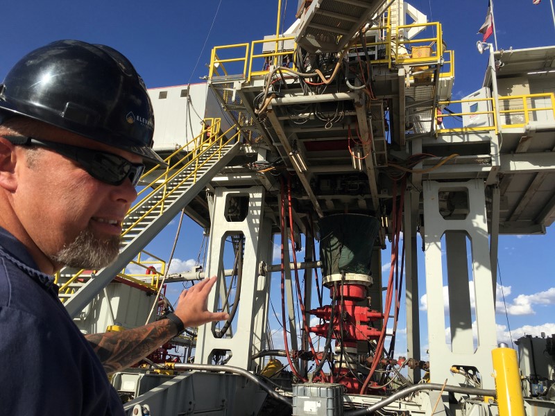 © Reuters. Rig supervisor David Crow shows off the oil rig he manages foreElevation Resources at the Permian Basin drilling site in Andrews County, Texas