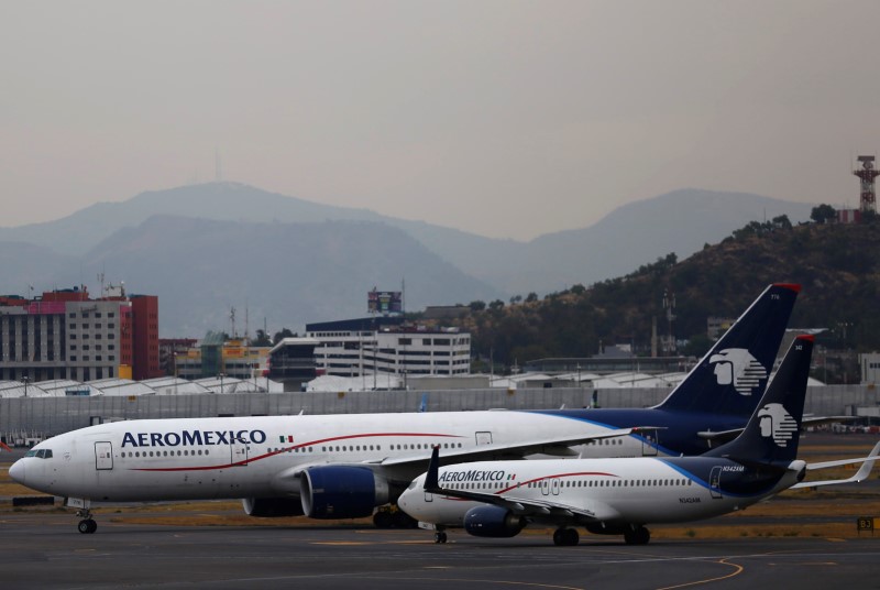 © Reuters. Aeromexico aeroplane places are seen on the airstrip at Benito Juarez international airport in Mexico City