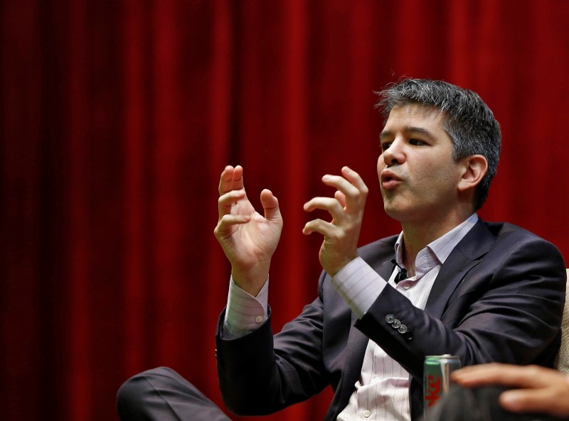 © Reuters. Uber CEO Kalanick speaks to students during an interaction at IIT campus in Mumbai