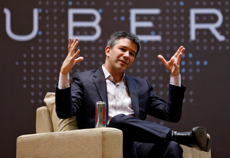 © Reuters. Uber CEO Kalanick speaks to students during an interaction at IIT campus in Mumbai