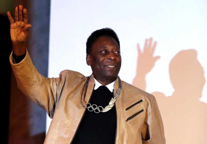 © Reuters. Brazilian soccer legend Pele poses for picture at the Pele Museum in Santos