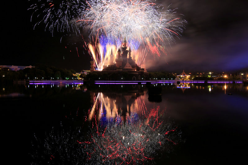 © Reuters. Fireworks explode over a tourist resort in Wuhu