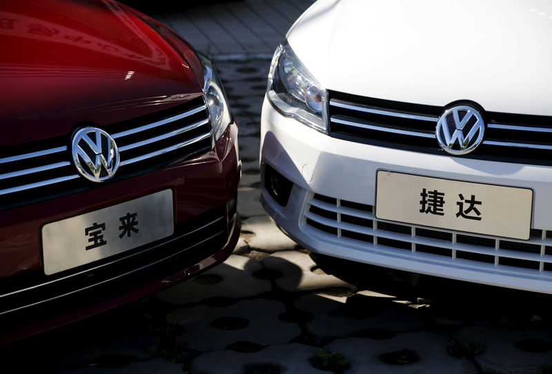 © Reuters. Volkswagen's Bora and Jetta models are displayed outside its dealer shop in Beijing, China