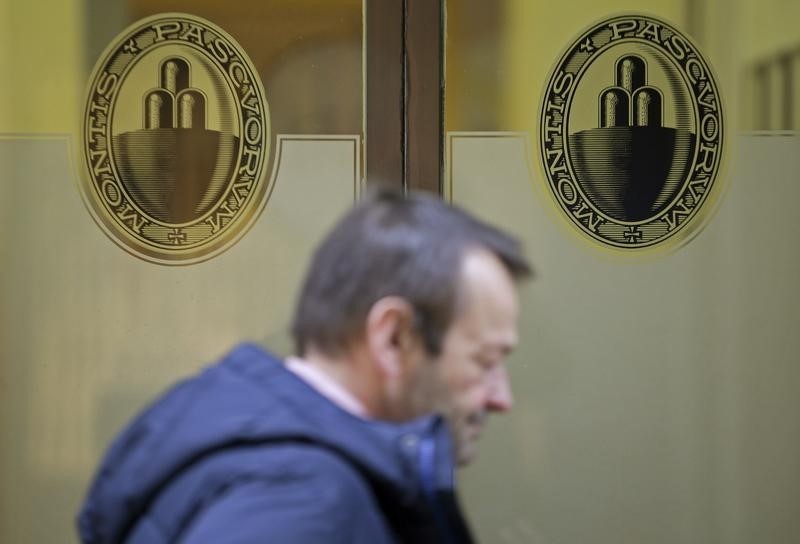 © Reuters. A man walks in front of the Monte dei Paschi bank in Siena