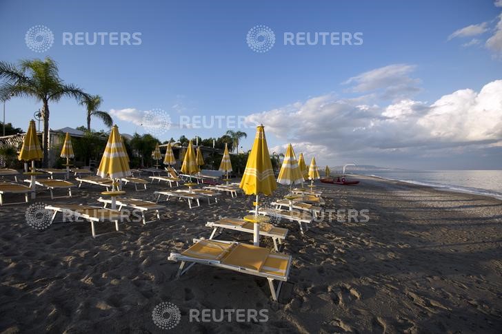 © Reuters. Stabilimento balneare in Calabria.