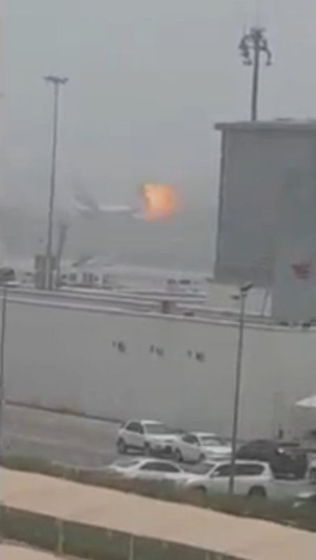 © Reuters. Imagem retirada de vídeo amador mostrando momento de incêndio em avião da Emirates Airline no aeroporto de Dubai