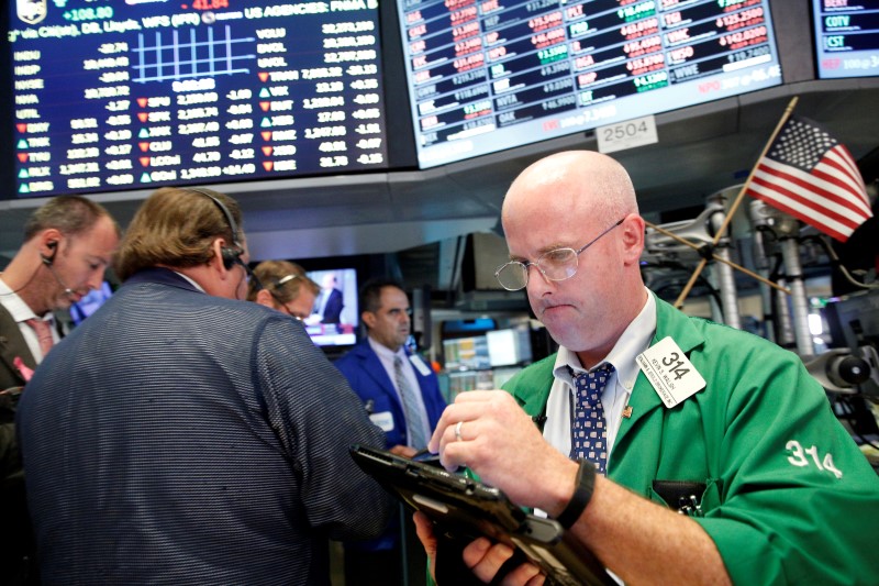 © Reuters. Traders work on the floor of the NYSE