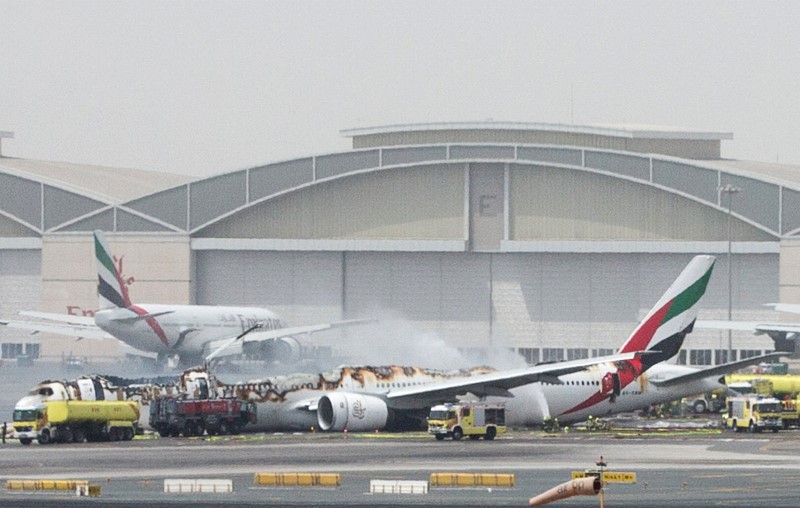 © Reuters. Un avión de Emirates se incendia tras un aterrizaje de emergencia en Dubái