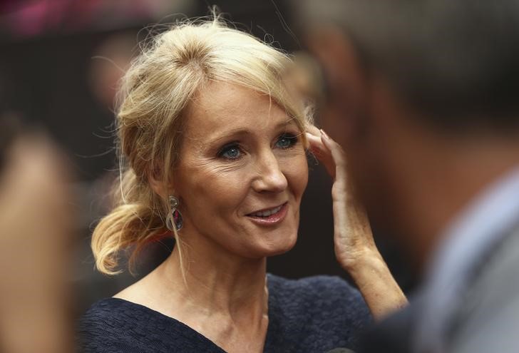 © Reuters. A autora J.K. Rowling conversa com a imprensa ao chegar na apresentação de gala da peça Harry Potter and the Cursed Child em Londres