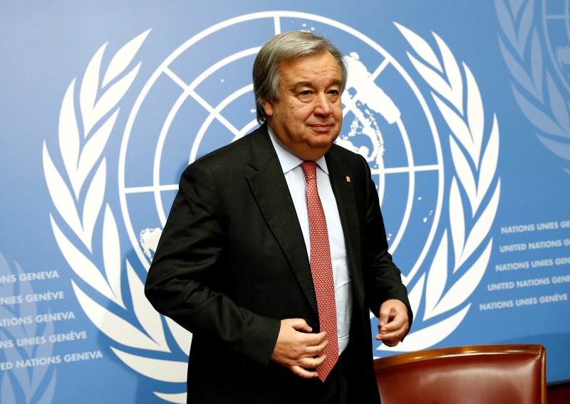 © Reuters. Guterres, UN High Commissioner for Refugees, arrives for a news conference in Geneva