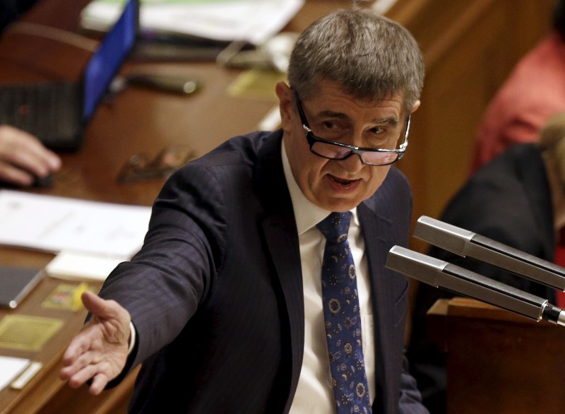 © Reuters. Czech Finance Minister Andrej Babis addresses an extraordinary parliamentary session to debate his alleged tapping of European Union subsidies in Prague