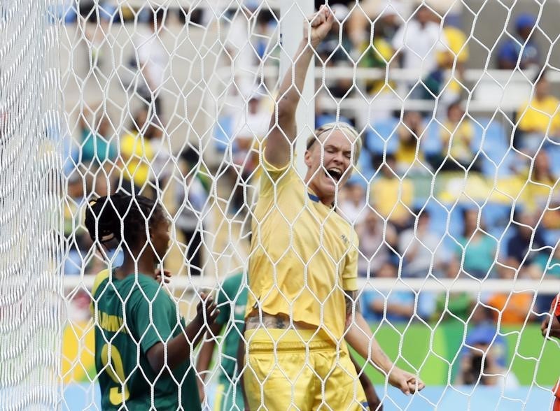 © Reuters. السويد تقص شريط منافسات كرة القدم للسيدات في ريو بالفوز على جنوب أفريقيا
