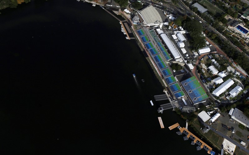 © Reuters. An aerial view shows rowing and canoe venue at Rodrigo de Freitas Lagoon in Rio de Janeiro