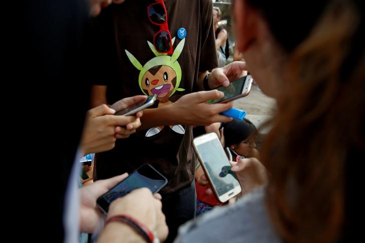 © Reuters. Fãs jogando "Pokémon Go" na Puerta del Sol, centro de Madri