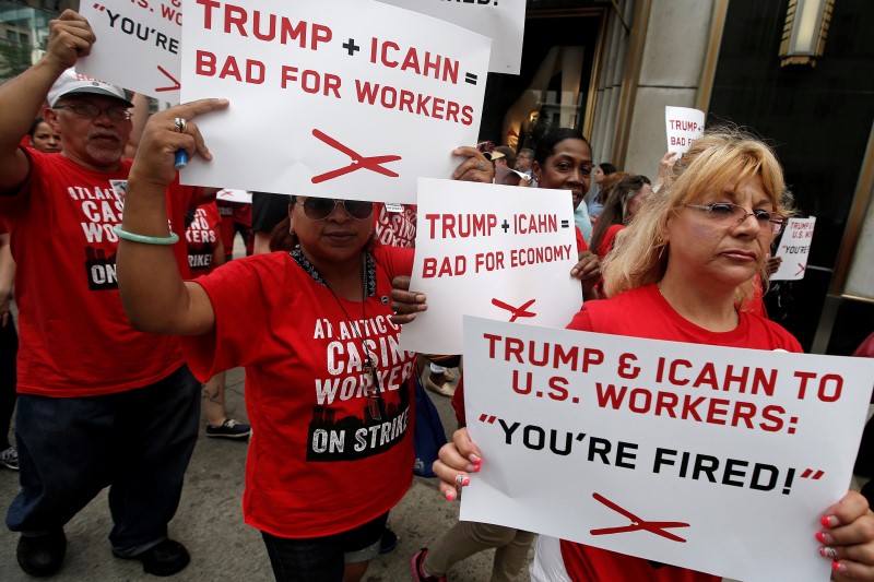 © Reuters. Striking workers from the Trump Taj Mahal Casino in Atlantic City, New Jersey, protest outside the offices of investor Carl Icahn in midtown Manhattan in New York