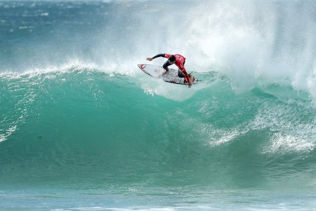 © Reuters. Surfista brasileiro Gabriel Medina durante competição em J-Bay, na África do Sul