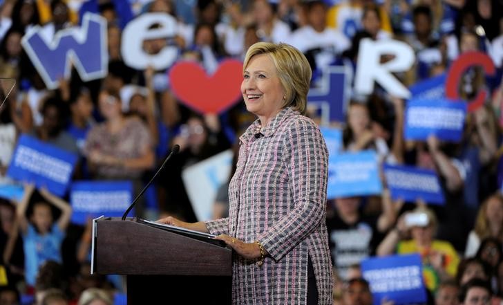 © Reuters. Candidata democrata à Presidência dos Estados Unidos, Hillary Clinton, fala em evento de campanha