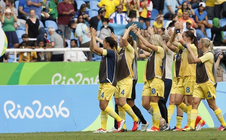 © Reuters. السويد تقص شريط منافسات كرة القدم للسيدات في ريو بالفوز على جنوب افريقيا