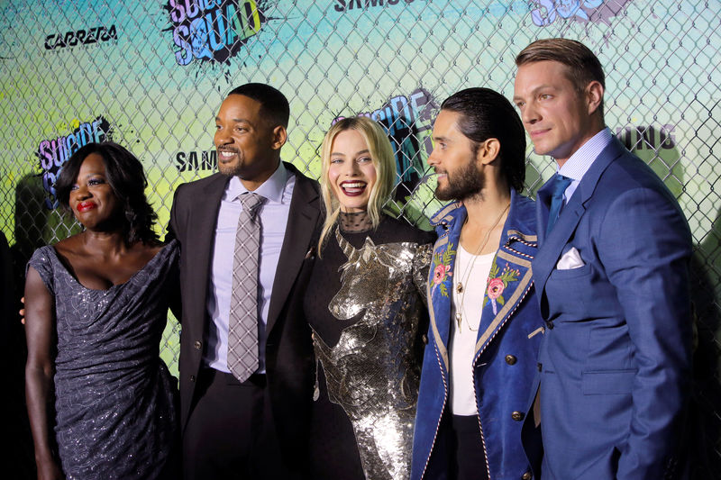 © Reuters. Membros do elenco (E-D) Viola Davis, Will Smith, Margot Robbie, Jared Leto e Joel Kinnaman participam da première mundial de "Esquadrão Suicida"