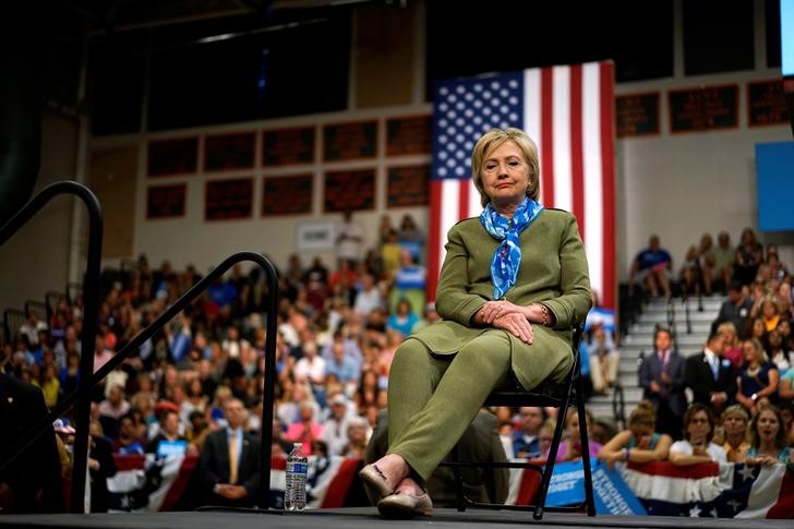 © Reuters. U.S. Democratic presidential nominee Hillary Clinton waits to speak at a rally in Commerce City