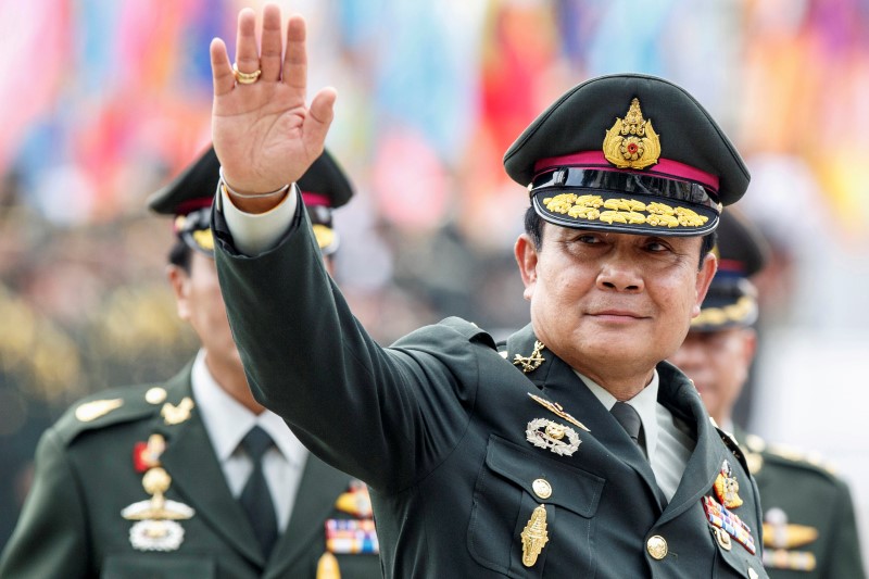 © Reuters. Thailand's Prime Minister Prayuth Chan-ocha waves after a handover ceremony for the new Royal Thai Army Chief at the Thai Army Headquarters in Bangkok