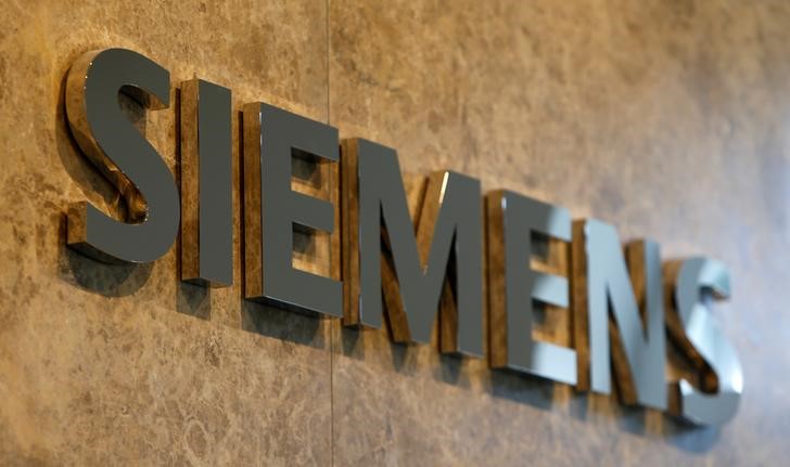 © Reuters. Siemens AG logo is seen in headquarters in Munich