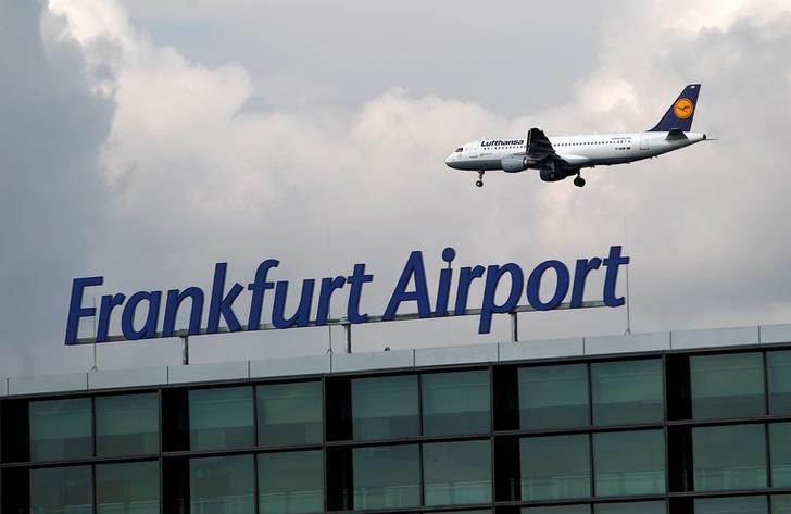 © Reuters. Lufthansa aircraft flies beyond A-Plus terminal at airport in Frankfurt