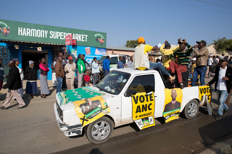 © Reuters. BIEN QU’EN TÊTE, L’ANC POURRAIT PERDRE CERTAINES VILLES