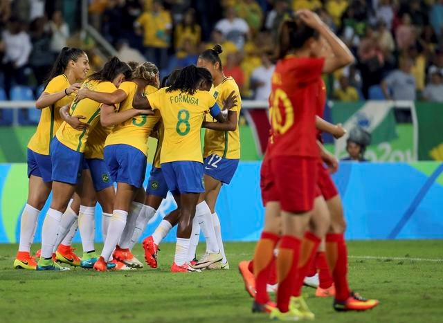 © Reuters. Selección brasileña de fútbol femenino comienza Juegos goleando 3-0 a China