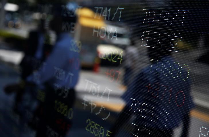 © Reuters. Share price of Japan's Nintendo Co. is displayed at a stock quotation board outside a brokerage in Tokyo, Japan